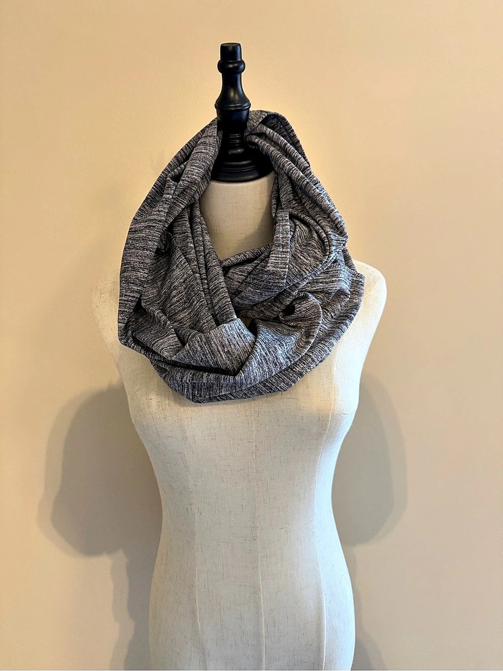 Lululemon Vinyasa Scarf in Grey/Black